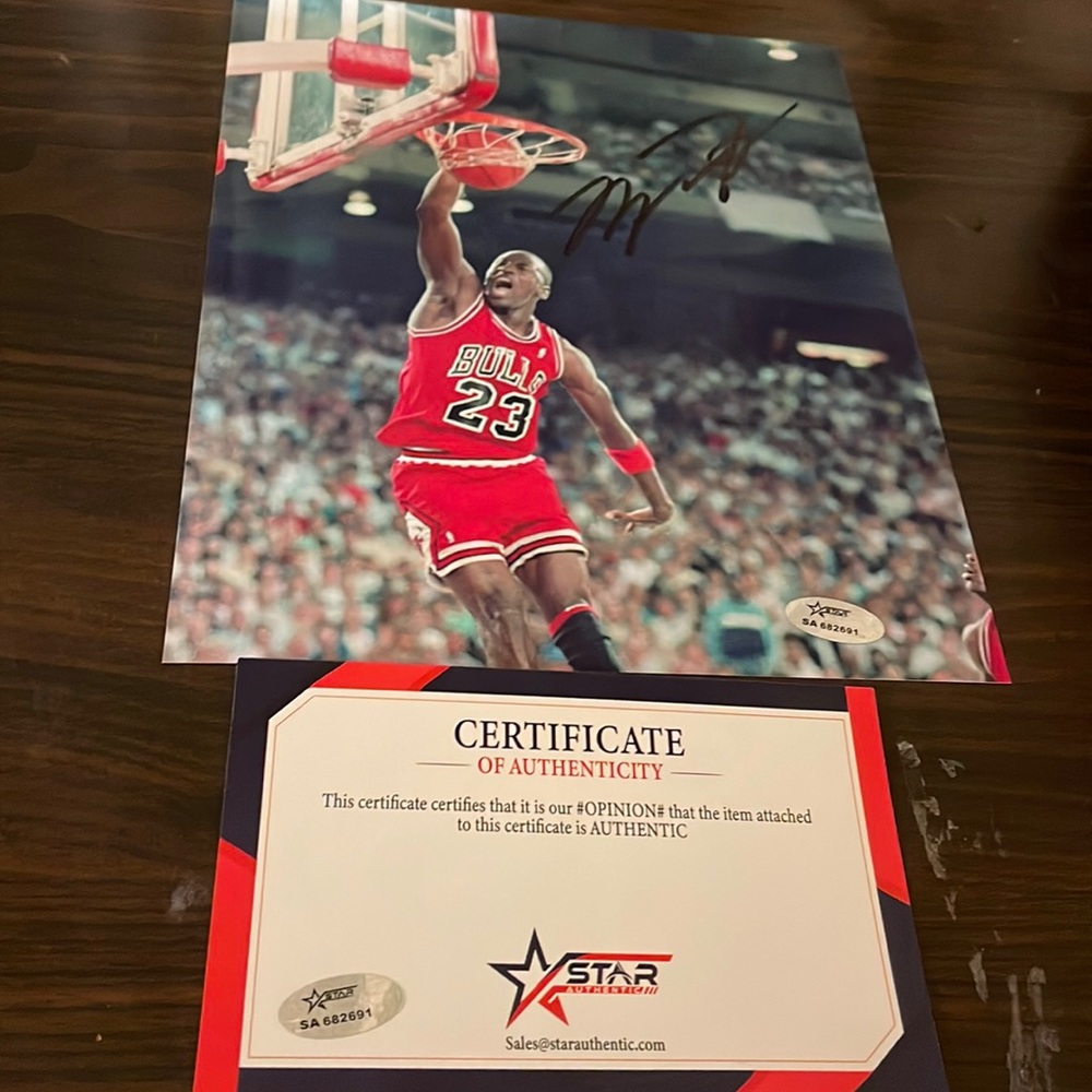 Chicago bulls - Michael Jordan  autographed 8x10 photo